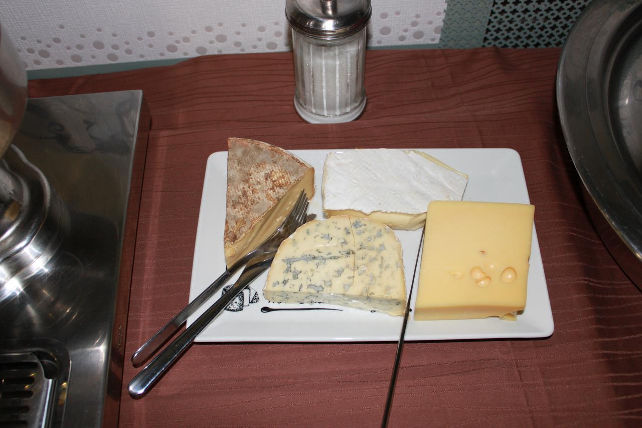 Logis Hotel Restaurant De La Dore Vertolaye Экстерьер фото