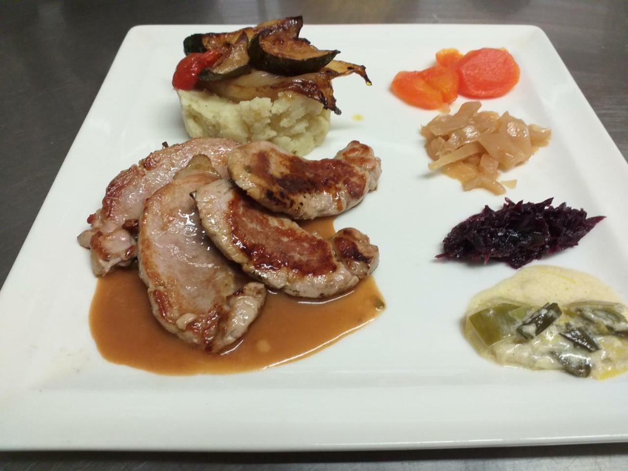 Logis Hotel Restaurant De La Dore Vertolaye Экстерьер фото