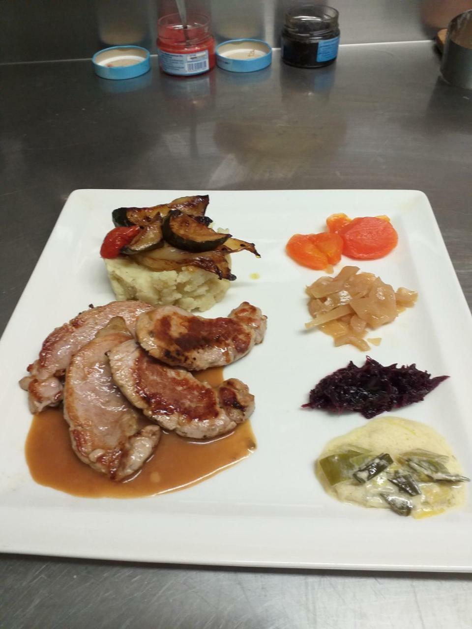 Logis Hotel Restaurant De La Dore Vertolaye Экстерьер фото